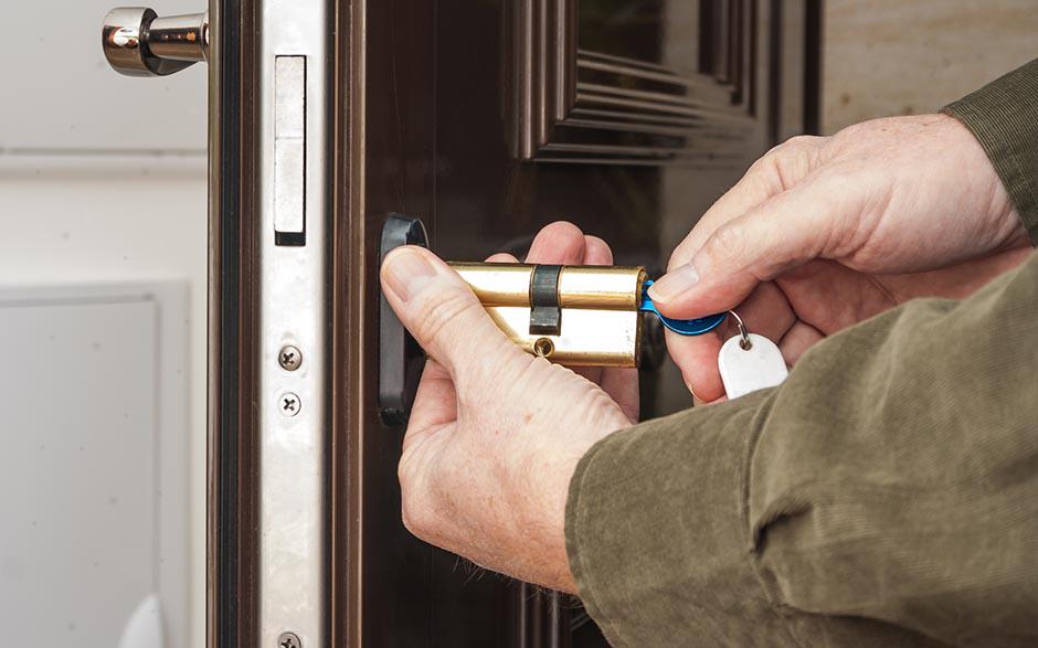 comment changer une serrure de porte d'entrée Massy